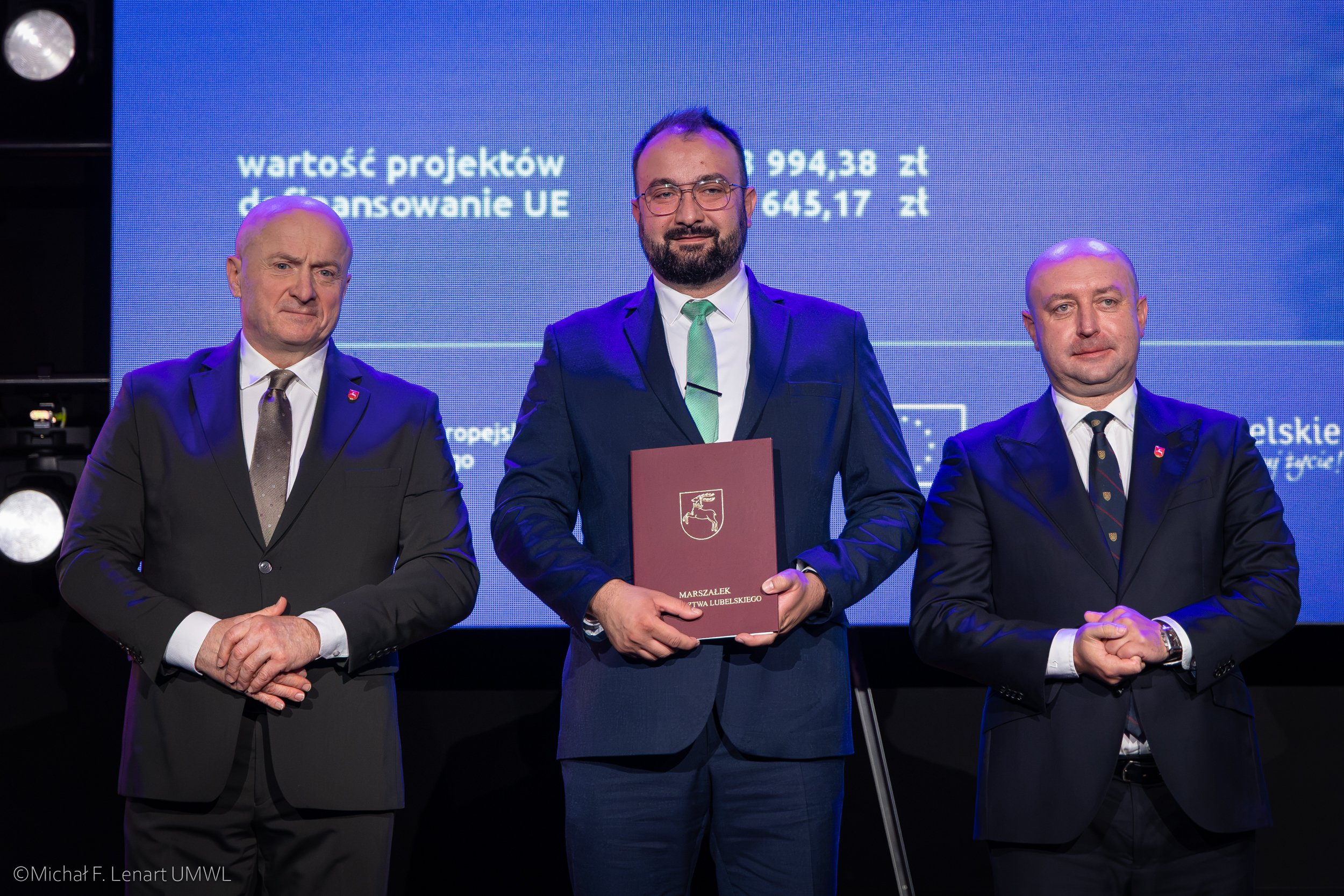Zdj�cie przedstawiaj�ce Marsza�ka Wojew�dztwa Lubelskiego, Dyrektora Szpitala Neuropsychiatrycznego w Lublinie oraz Wicemarsza�ka Wojew�dztwa Lubelskiego